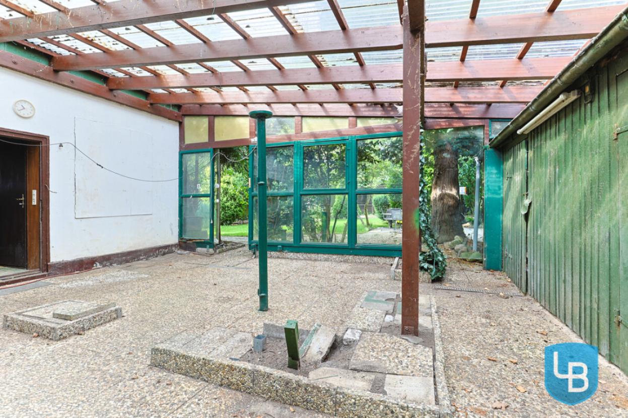 Größere überdachte Terrasse