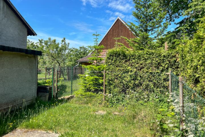 Gartenstück neben der Garage