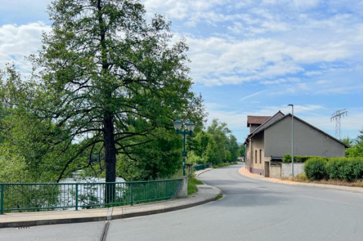 Großes Wohn- und Geschäftshaus an der Saale