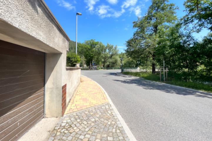 Gebäude gelich bei der Saalebrücke