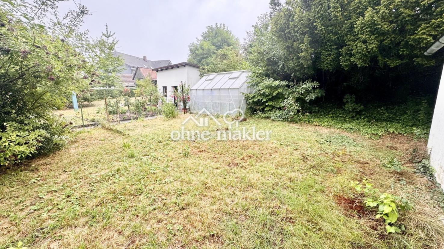 Garten mit Gewächshaus