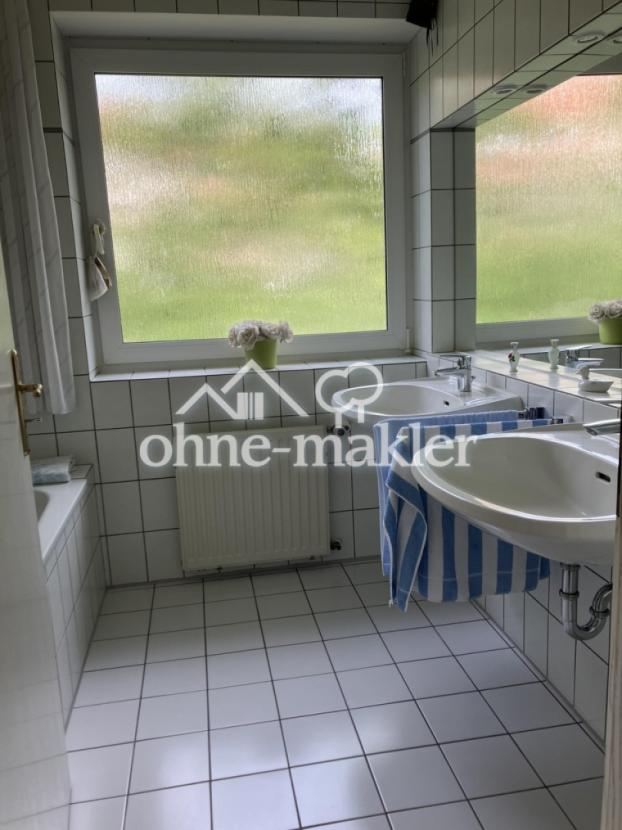 Bad mit Badewanne