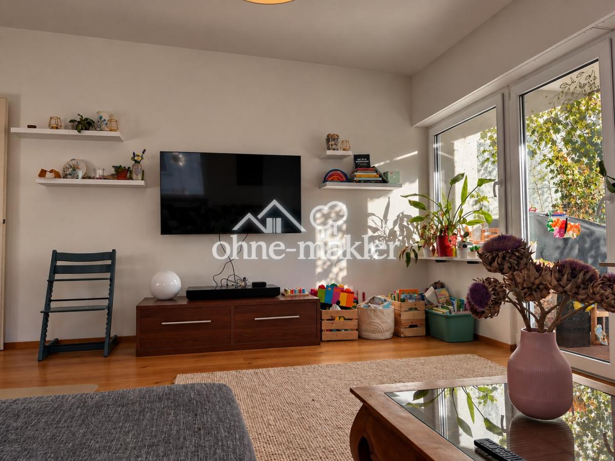 Wohnzimmer mit TV & Spielecke