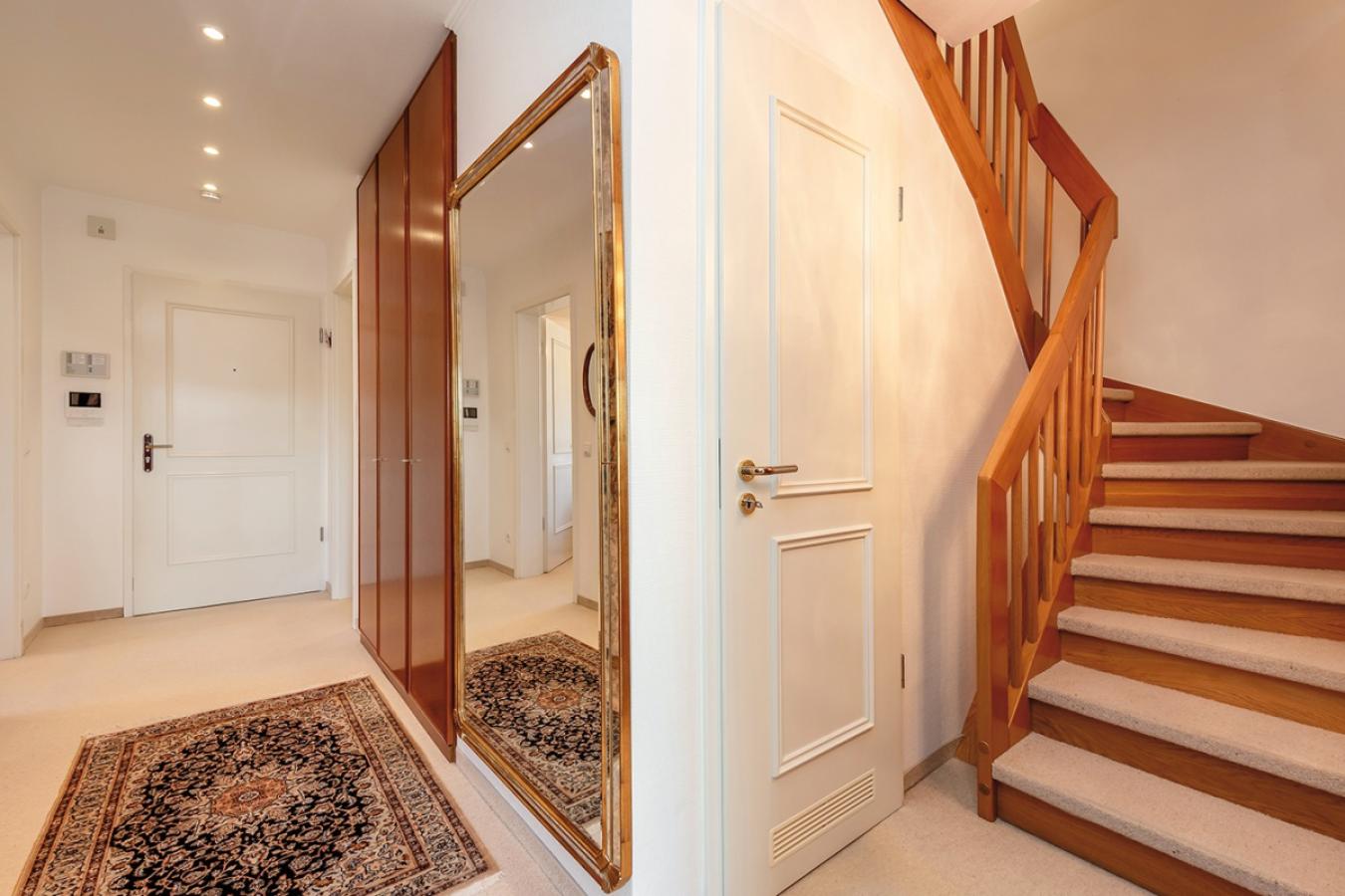 Flur mit Treppe ins Dachgeschoss