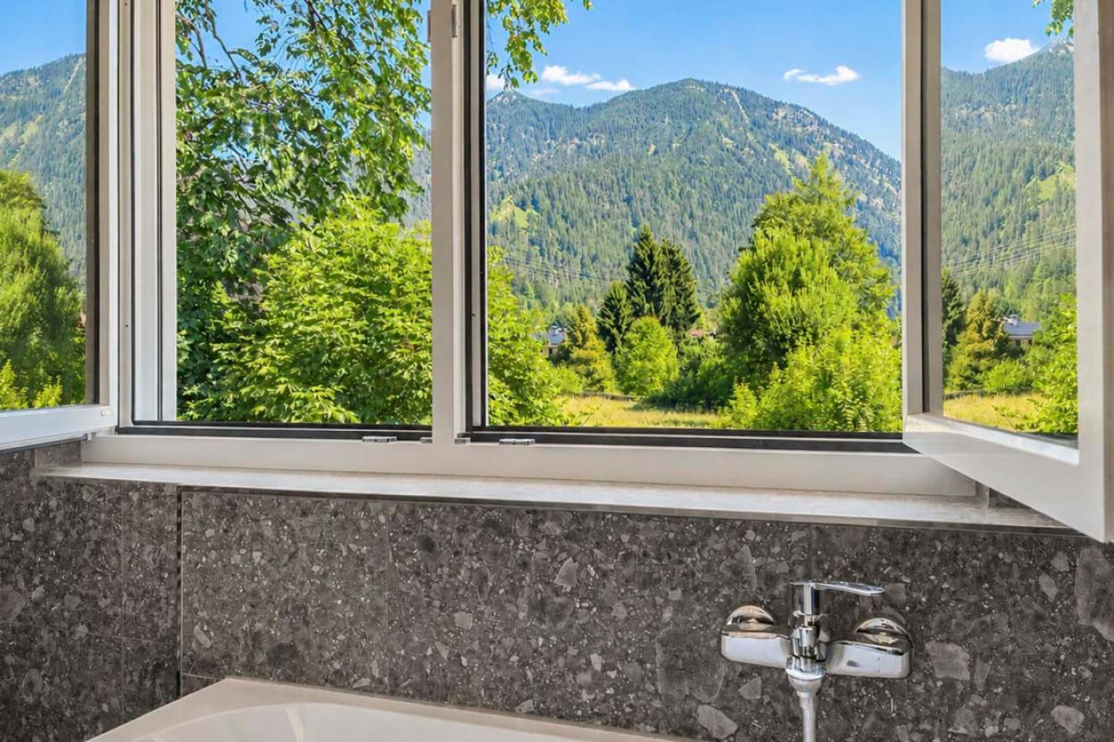 Blick aus der Badewanne auf den Herzogstand