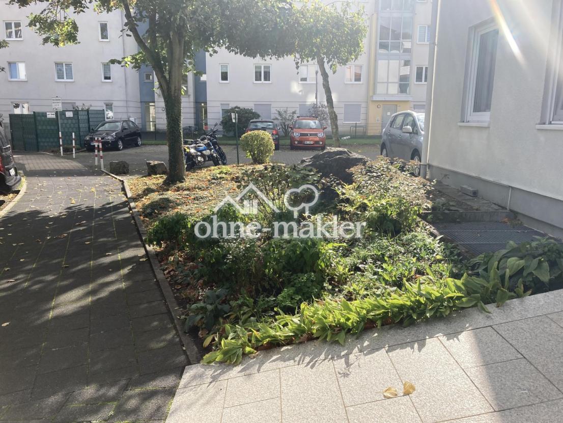 Pakrplatz vor dem Haus