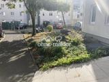 Pakrplatz vor dem Haus