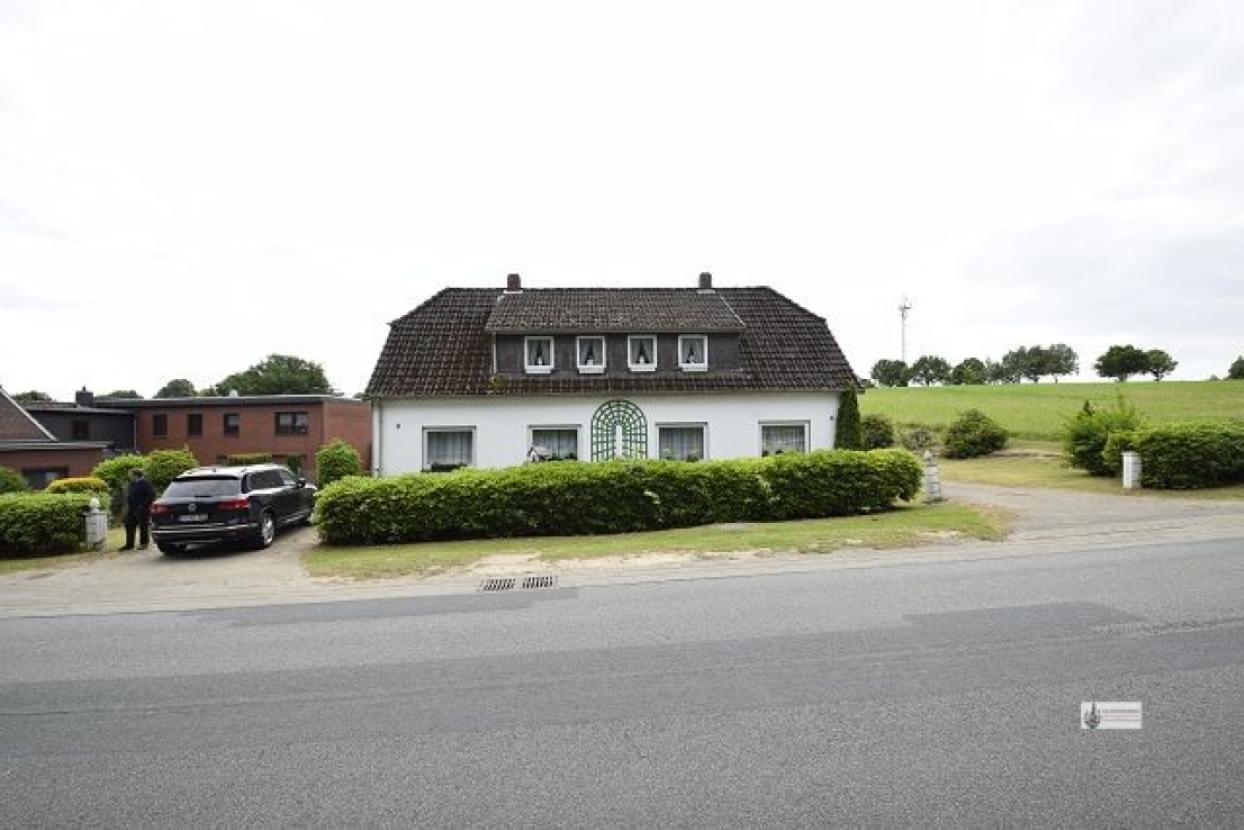 Außenansicht der 2 alten Doppelhaushälften