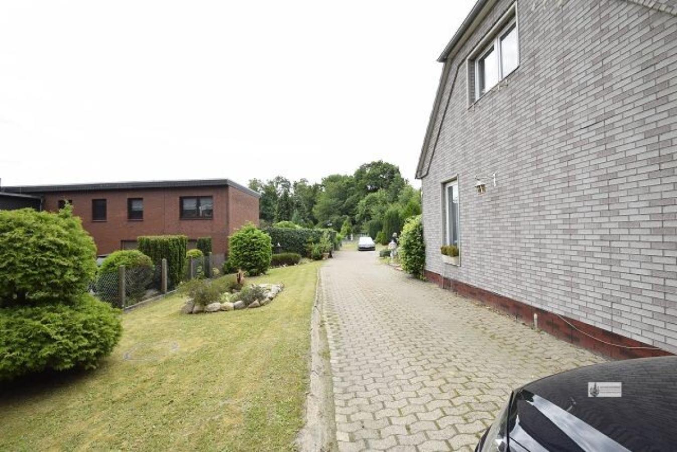 Zufahrt zum hinteren Grundstücksanteil mit Nebengebäude