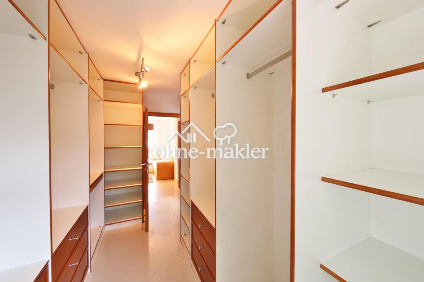 Begehbarer Kleiderschrank