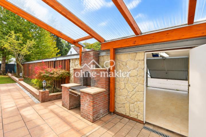 Überdachte Terrasse mit Grill