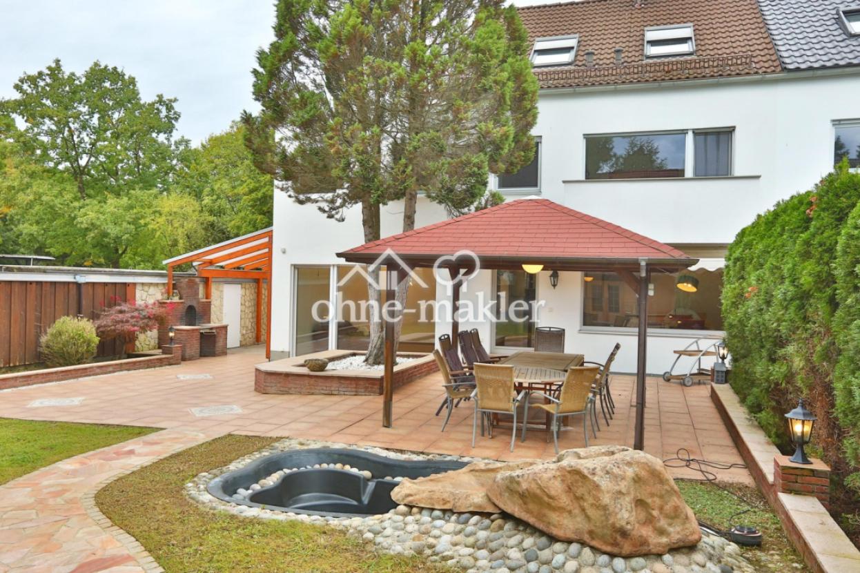 Garten mit großer Terrasse