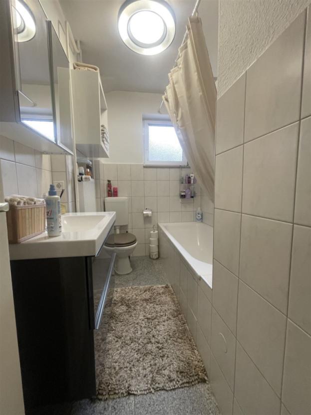 Tageslichtbad mit Badewanne inkl Dusche 