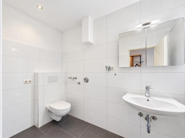 Modernes Bad mit Wand WC