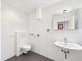 Modernes Bad mit Wand WC