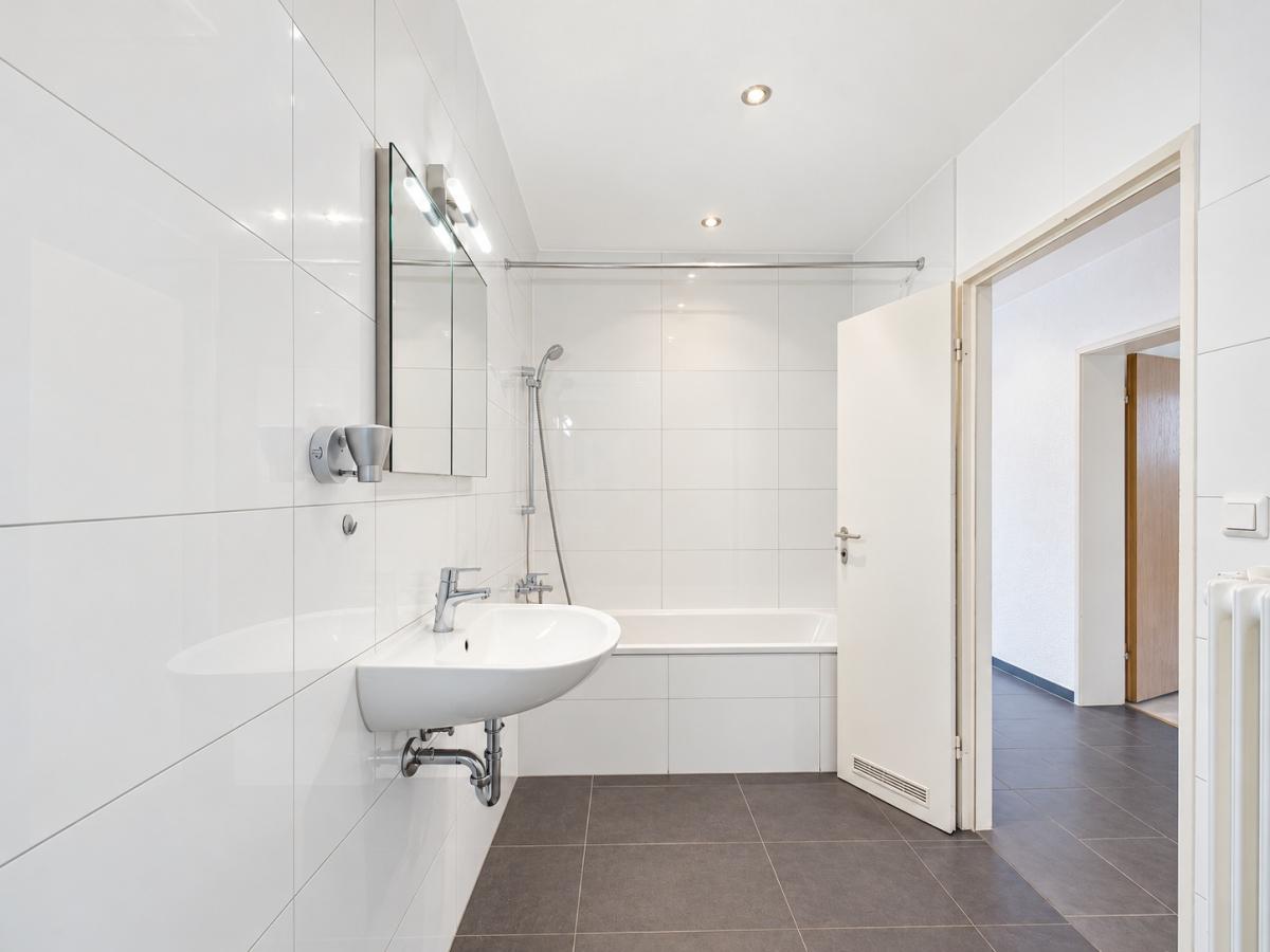 Modernes, helles Badezimmer