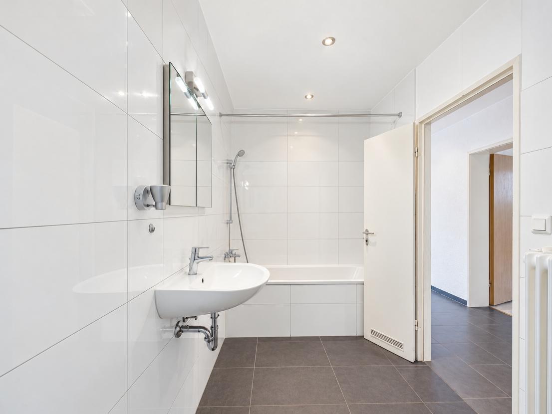 Modernes, helles Badezimmer