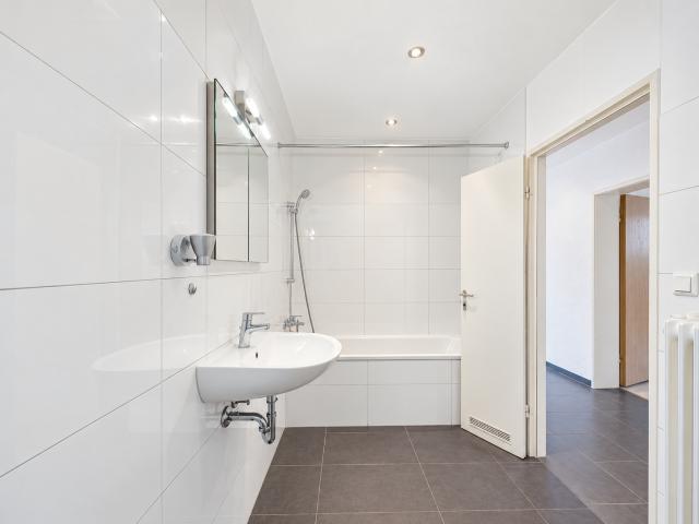 Modernes, helles Badezimmer