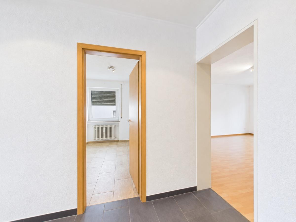 Heller Flur mit offenen Türen