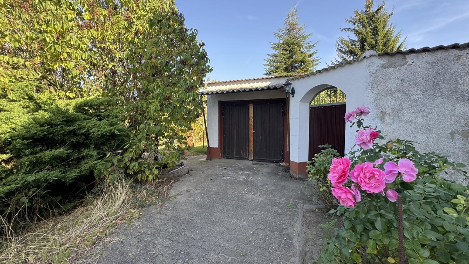 Einfahrt mit Garage