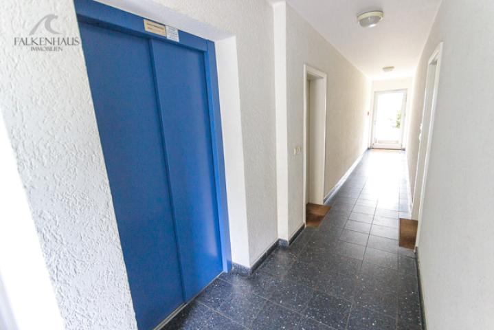 Aufzug und Wohnungstür
