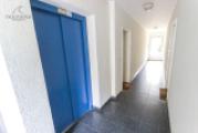 Aufzug und Wohnungstür