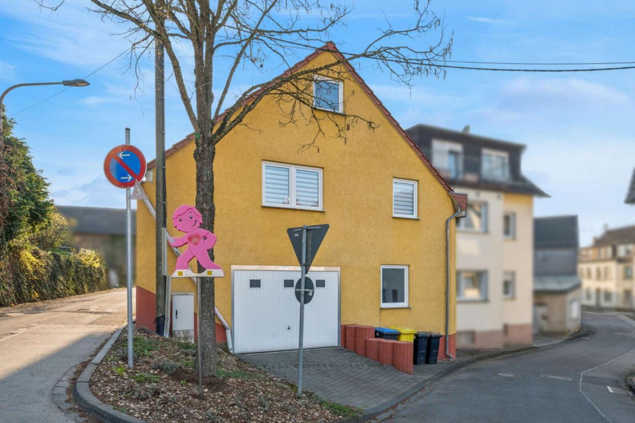 Außenansicht Haus 2 mit Garagentor