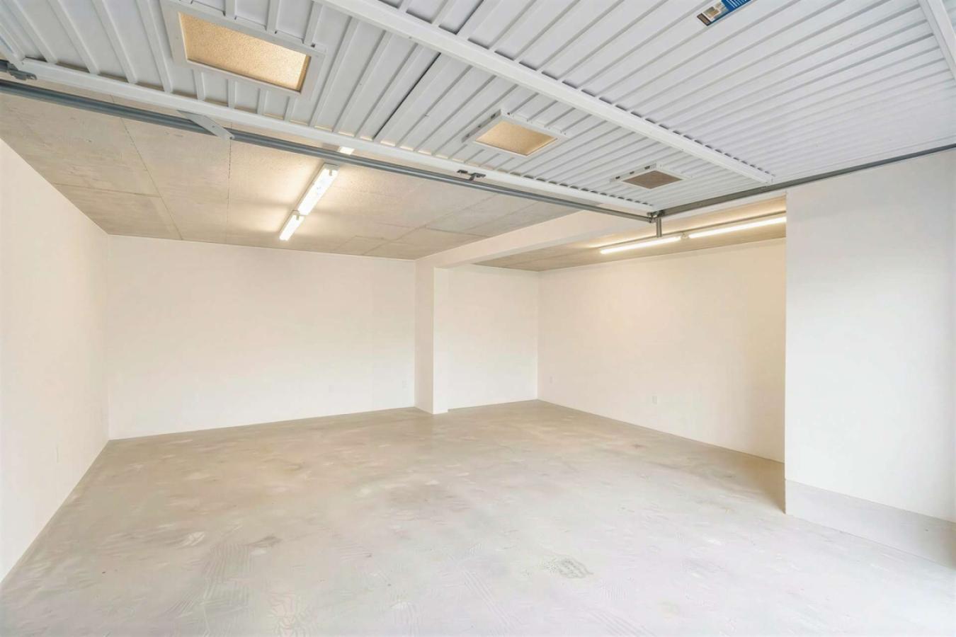 Garage Haus 2 - (KI generiert)