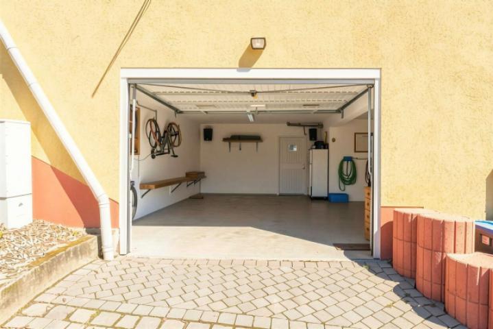 Garage Haus 2 - (KI generiert)