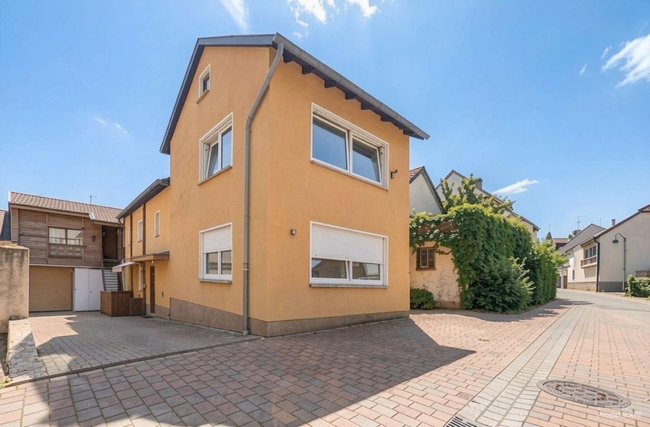 [KI] Außenansicht Gästehaus und Gewerbeeinheit mit Wohnung