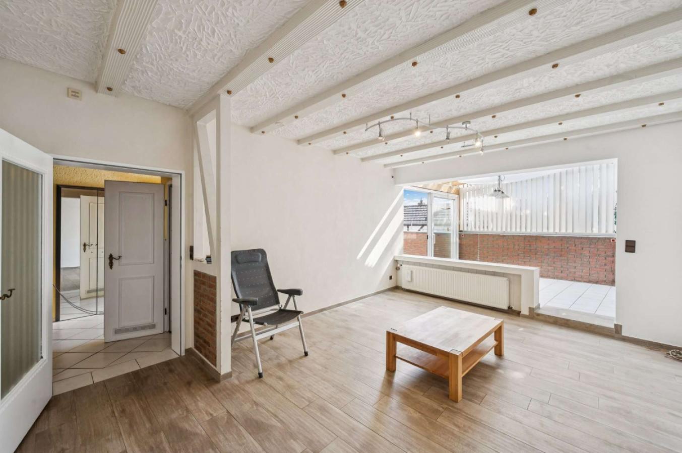 Wohnzimmer mit Blick auf Wintergarten