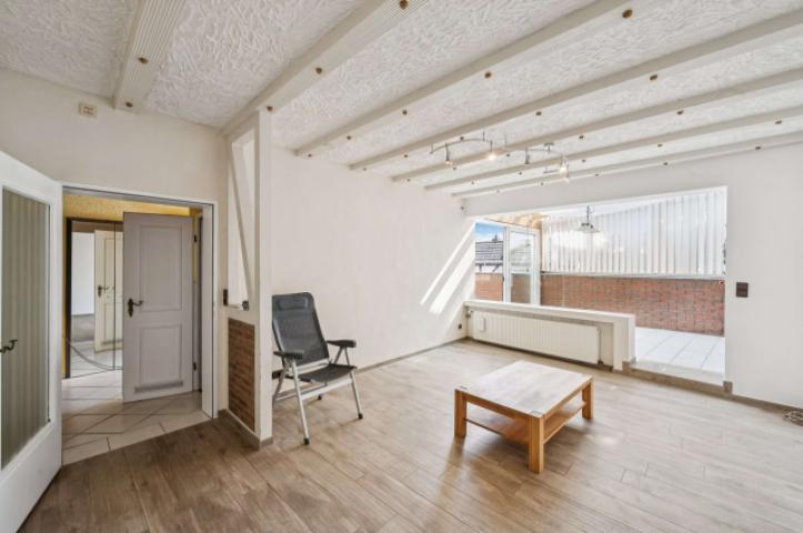 Wohnzimmer mit Blick auf Wintergarten