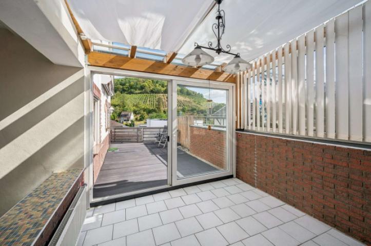 Blick vom Wintergarten auf Terrasse