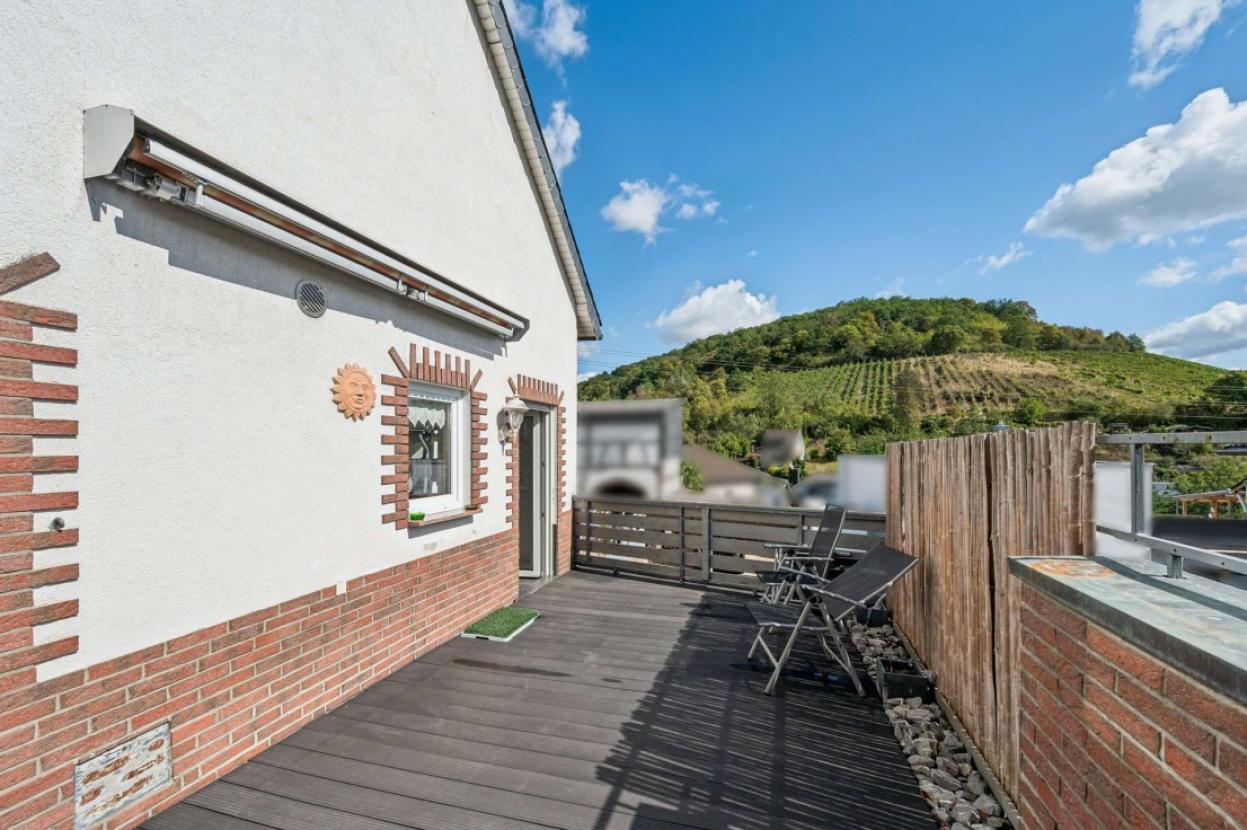 Terrasse mit Blick auf Weinberg