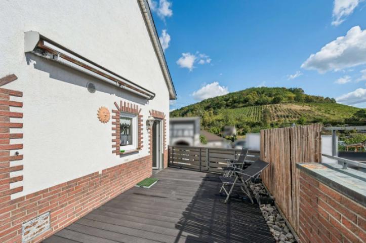 Terrasse mit Blick auf Weinberg