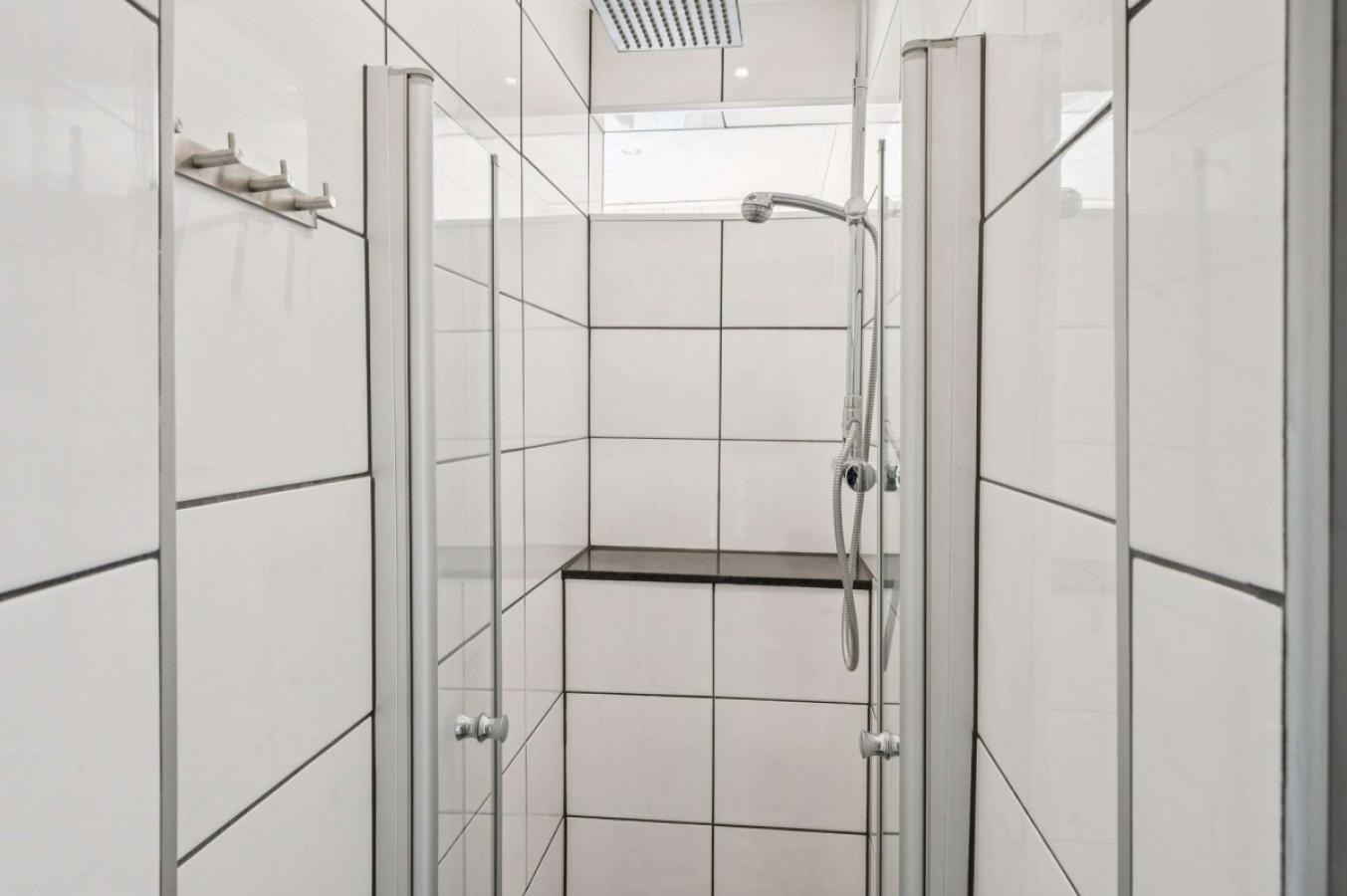 Dusche Hauptwohnung