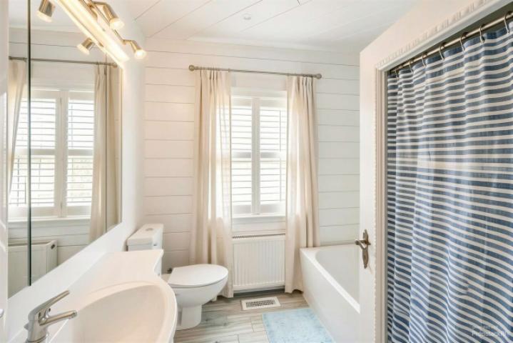 Badezimmer Hauptwohnung (KI-generiert)