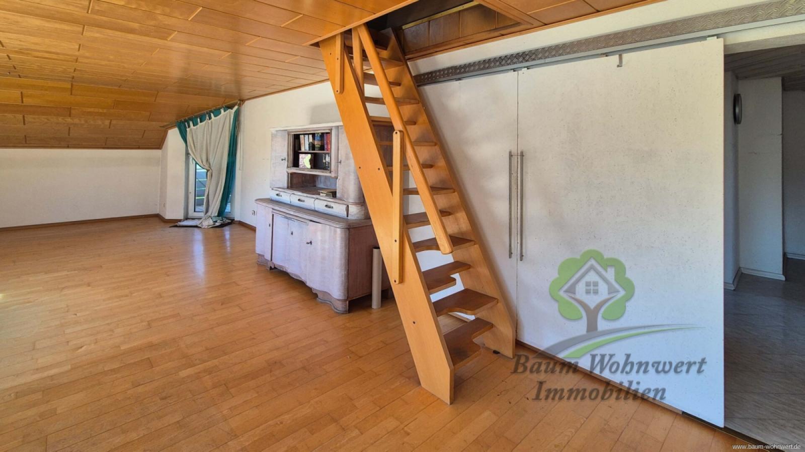 Wohnzimmer Treppe zum DG