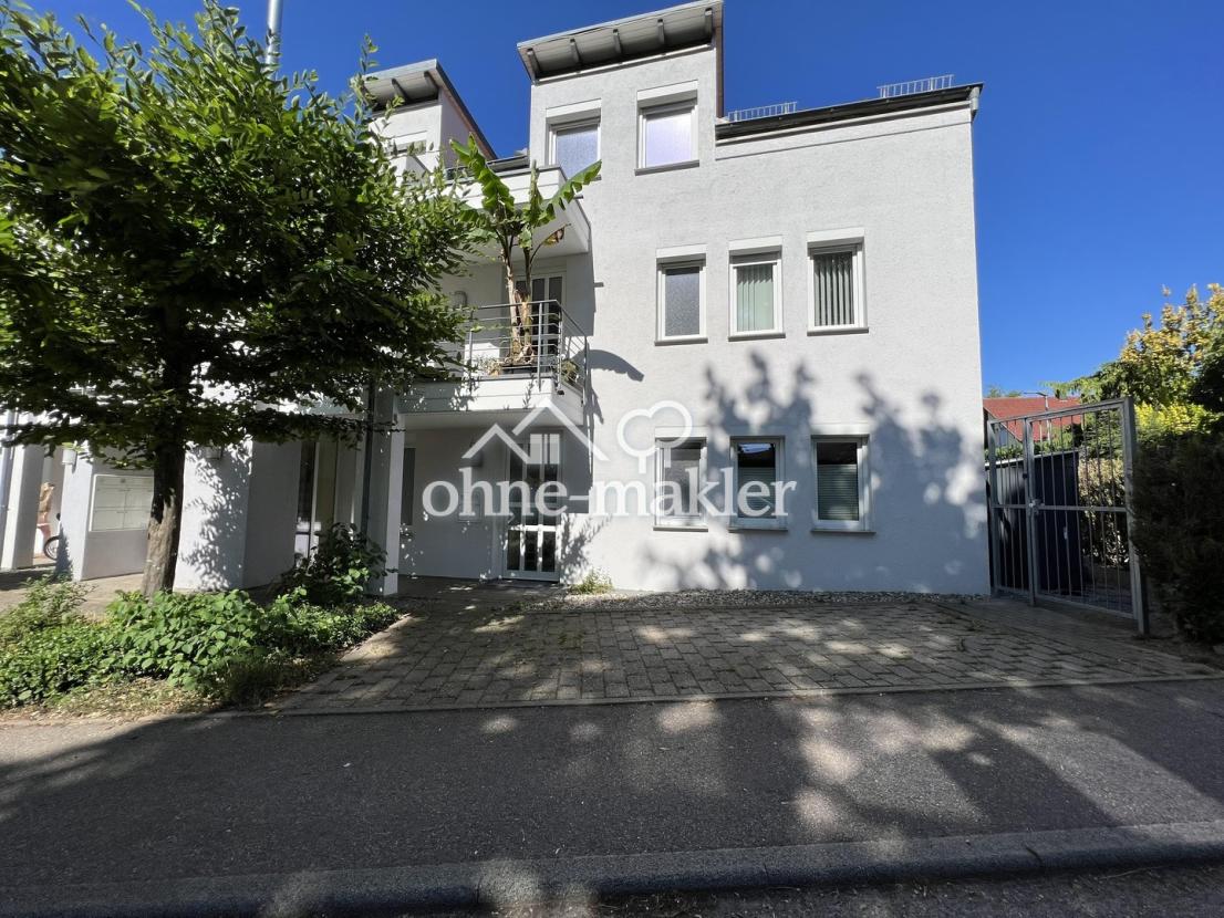 Hausansicht & Privatparkplatz