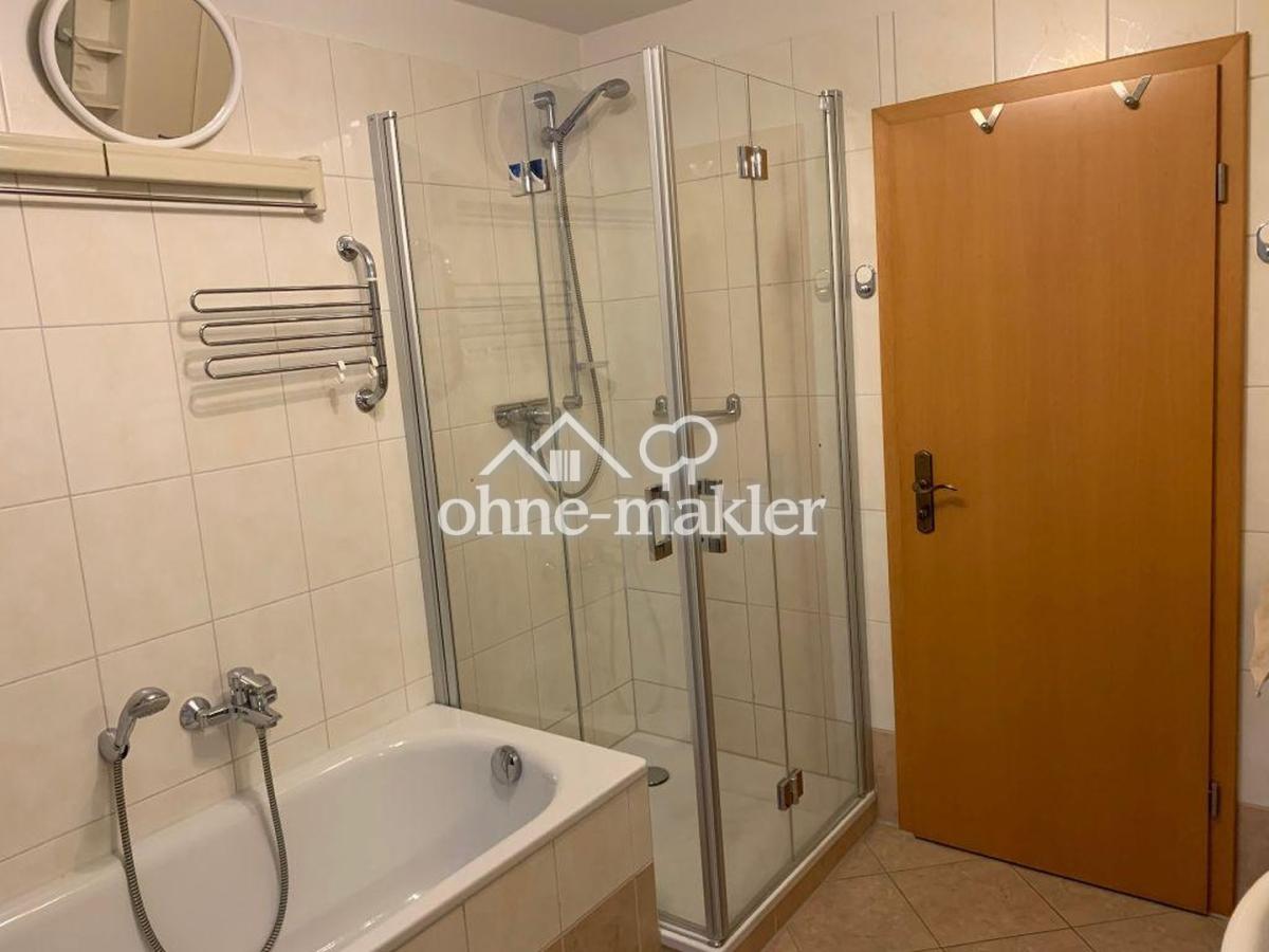 Bad m. Wanne und tiefe Dusche