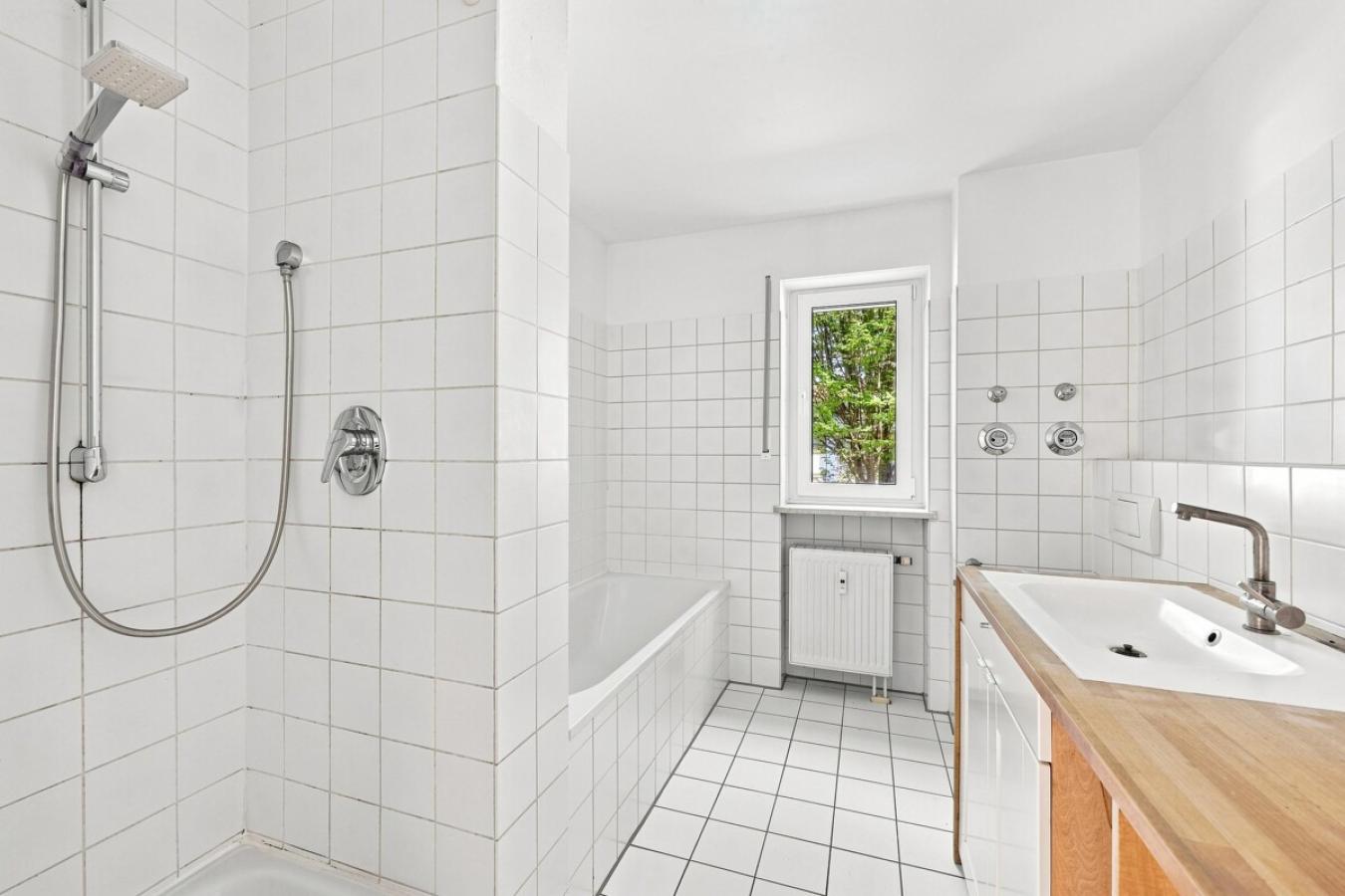 Bad Dusche und Wanne