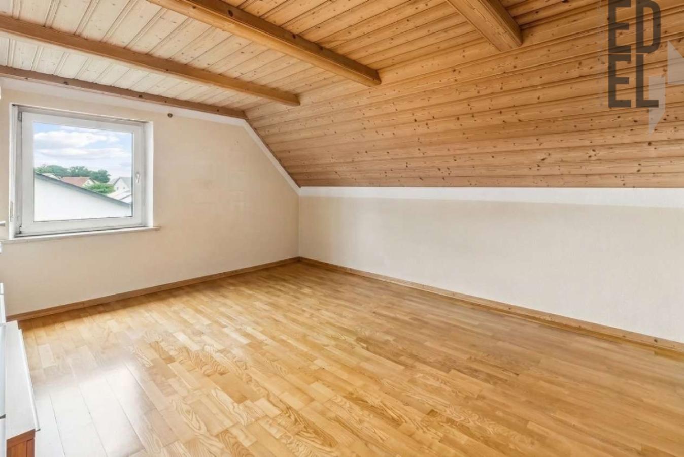 Wohnzimmer OG - mit KI geleert