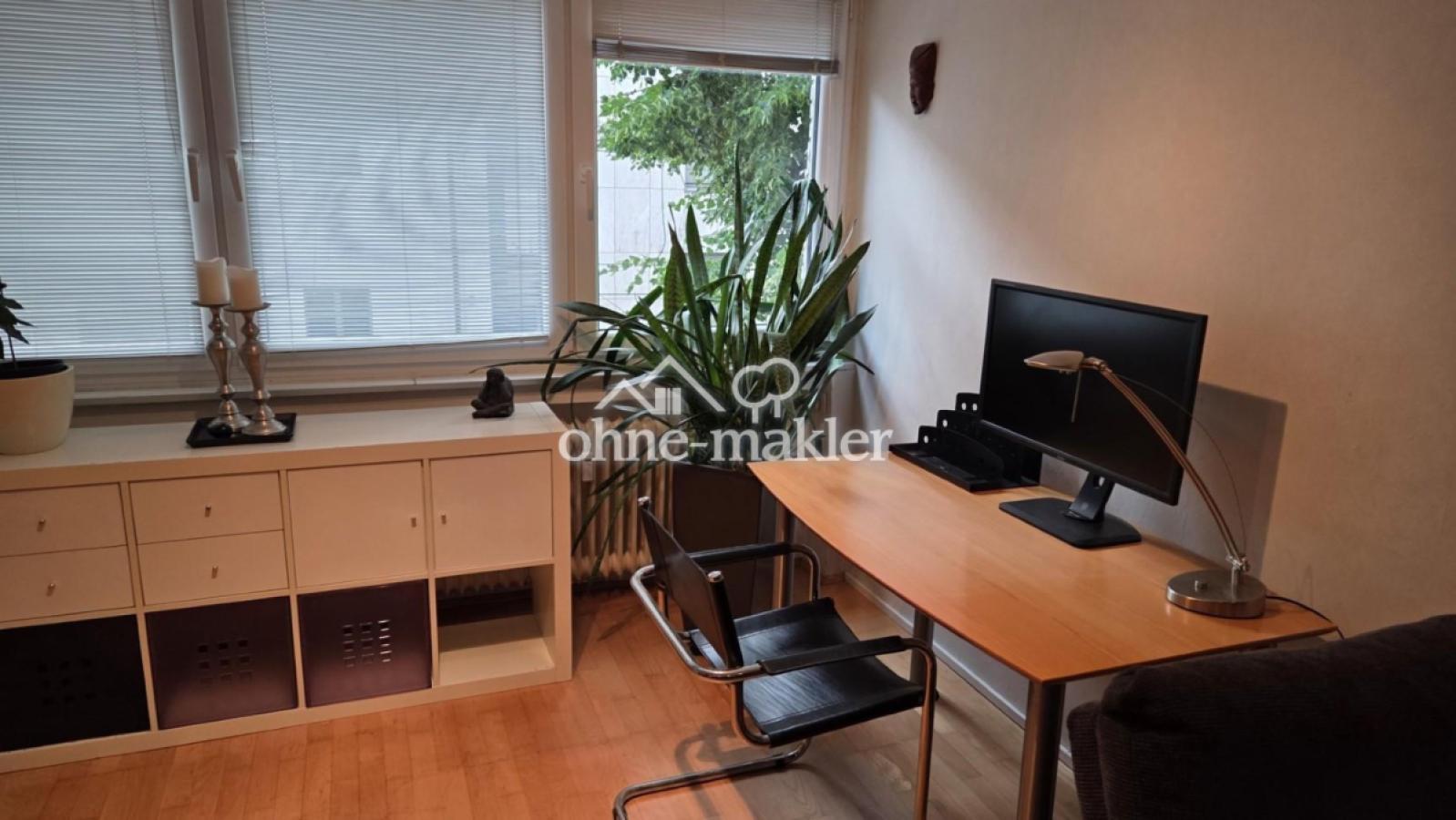 Arbeitsplatz am Fenster mit Bl