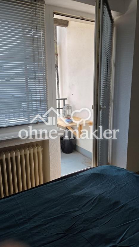 Schlafzimmer mit Balkontür