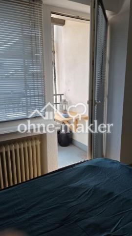 Schlafzimmer mit Balkontür