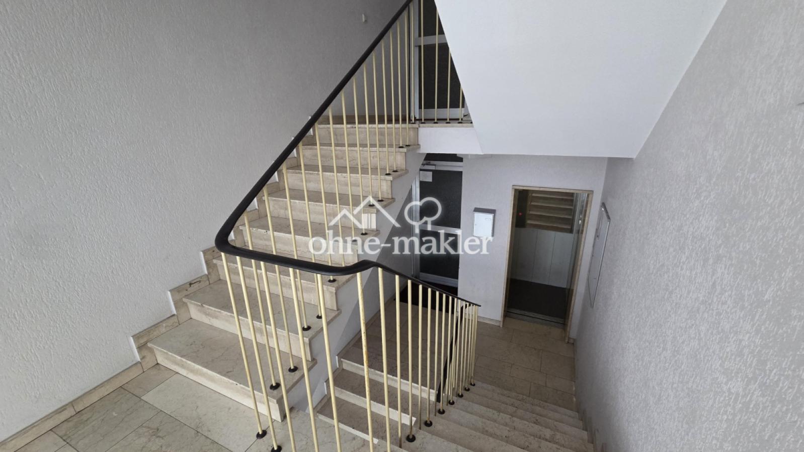 Gepflegtes Treppenhaus mit Per
