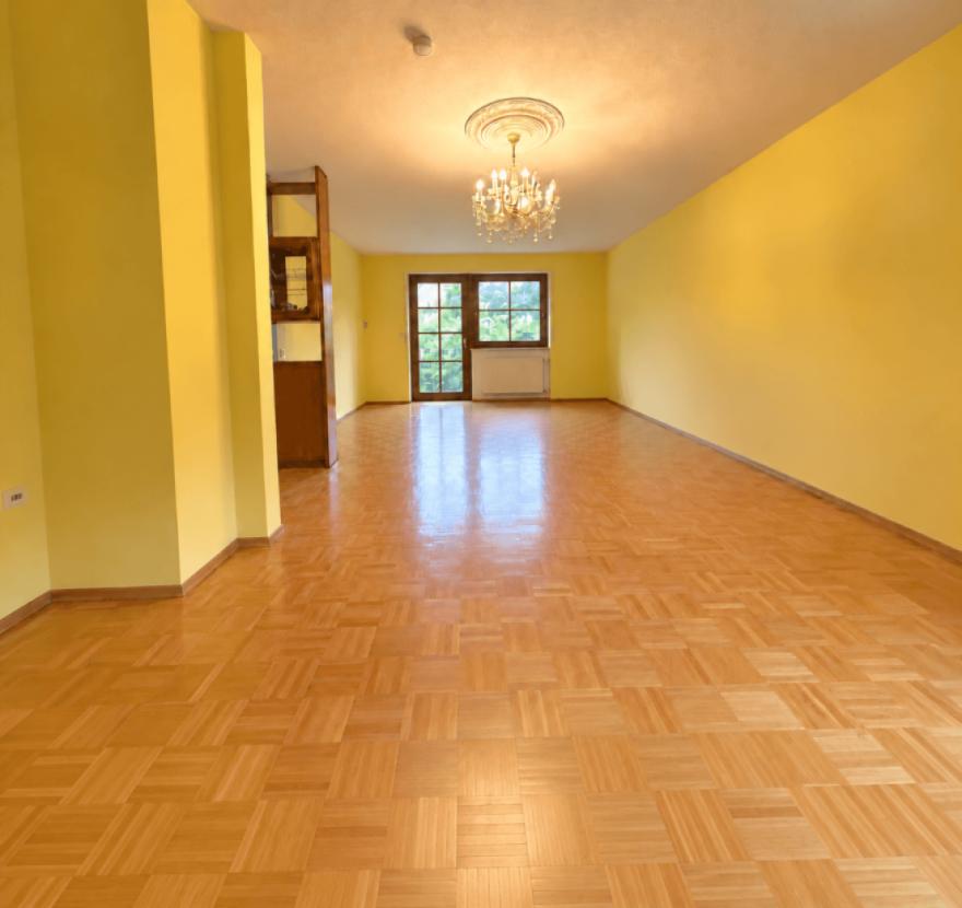 Wohnraum ohne Möbel (mit KI entmöbliert)