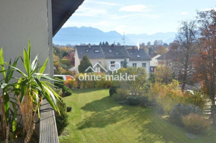 Blick auf Garten und Berge