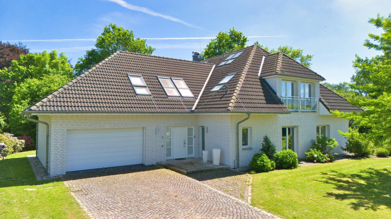 Außenansicht mit Garage