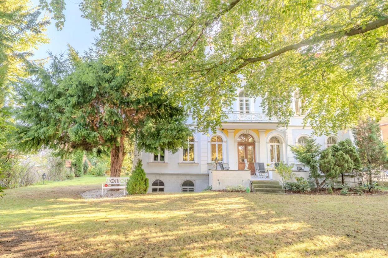 Garten mit Blick auf Villa